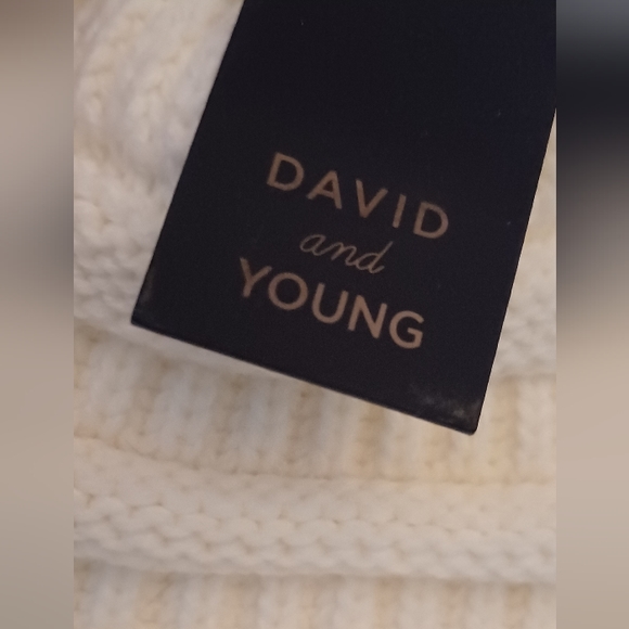 David and Young faux fur cruelty free vegan white puff beanie - Picture 3 of 4